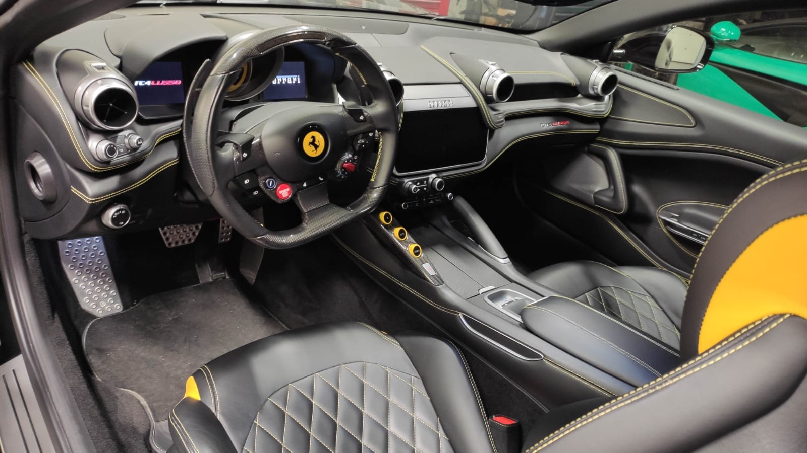 Ferrari GTC4 Carbon interier