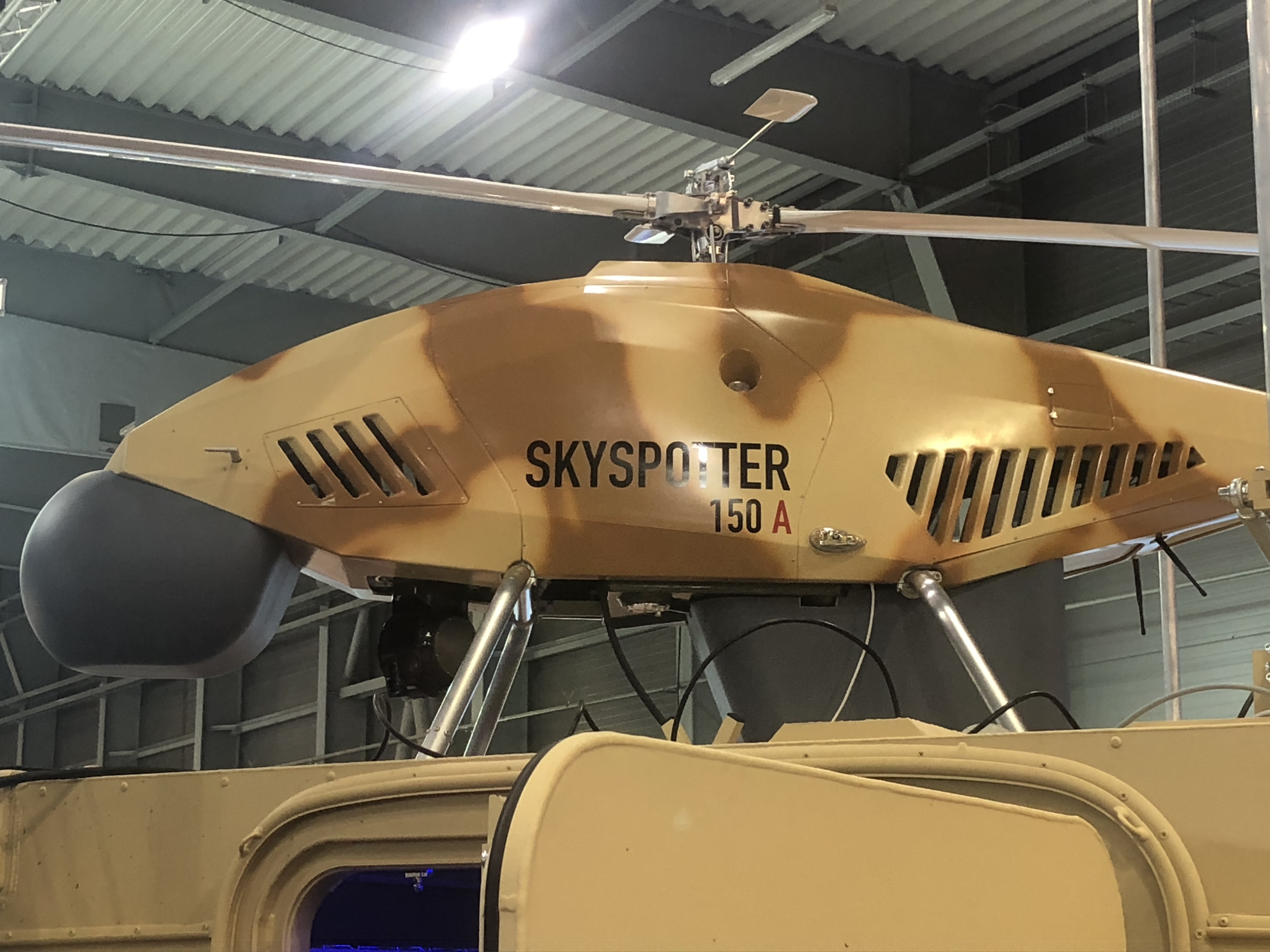 Dron víceúčelového vrtulníku