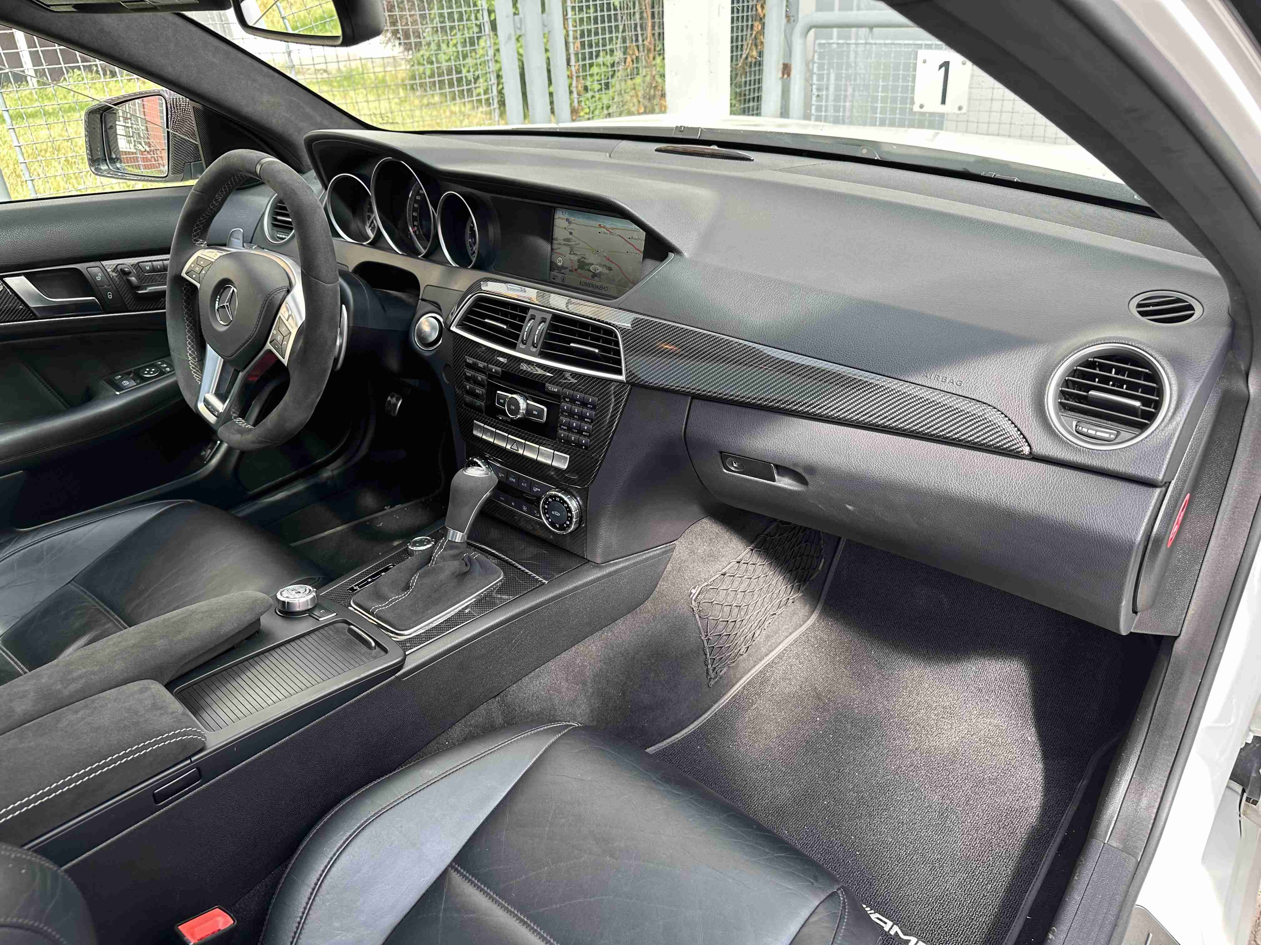 C63 AMG karbon interier
