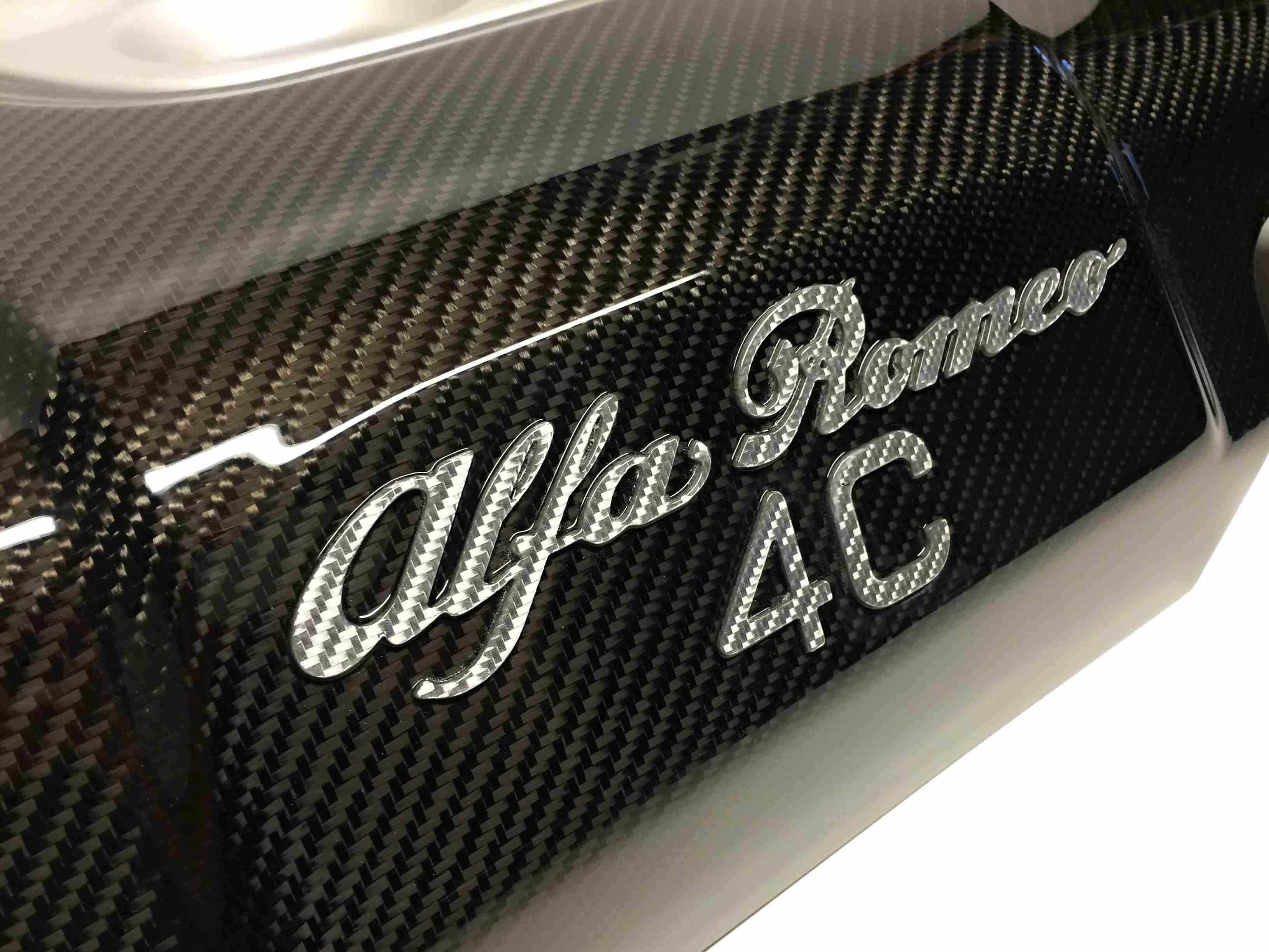 Potažený kryt motoru karbonem Alfa Romeo 4C 
