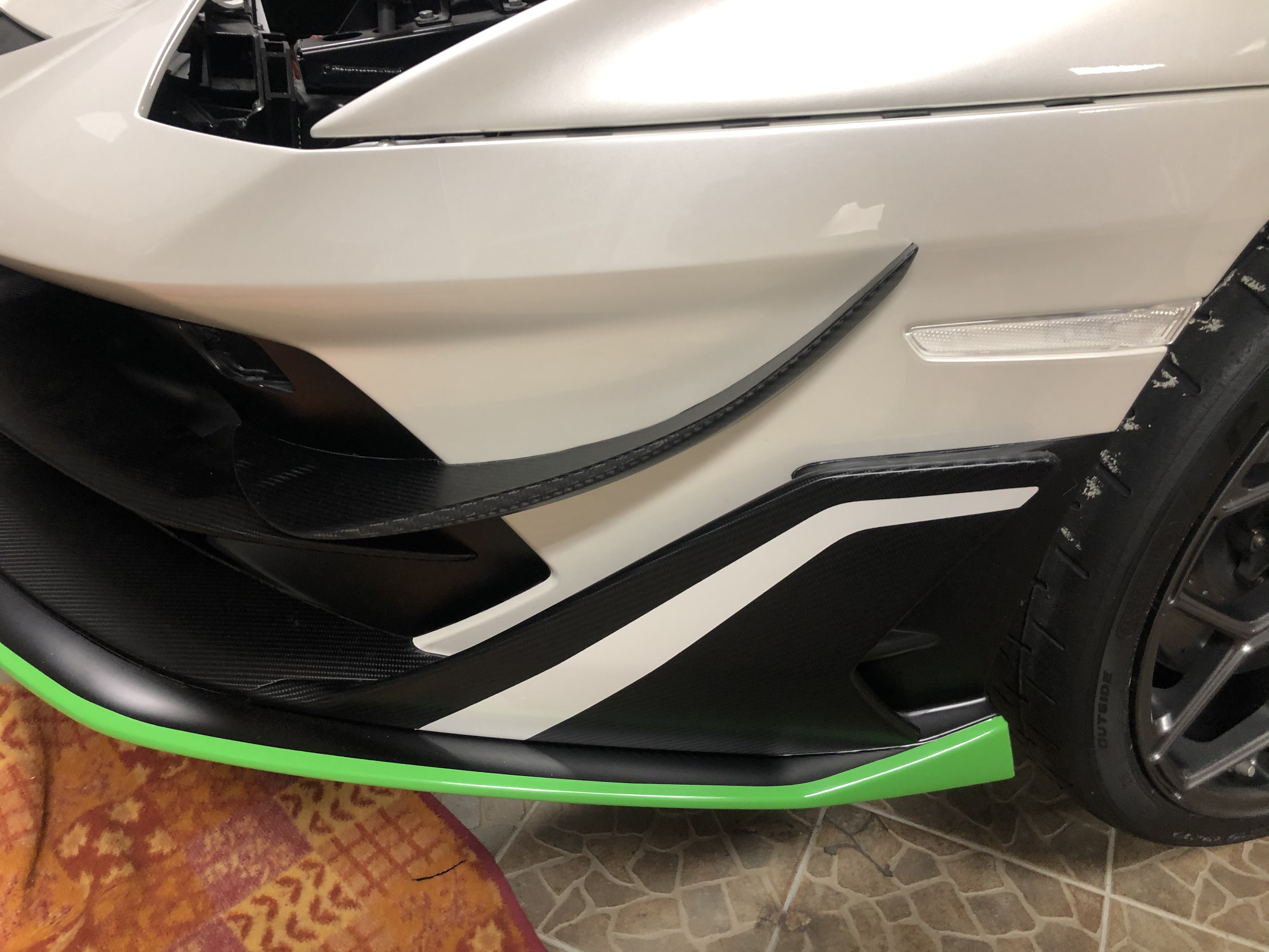 Přítlačné ploutve na přední nárazník - Lamborghini Aventador SVJ 