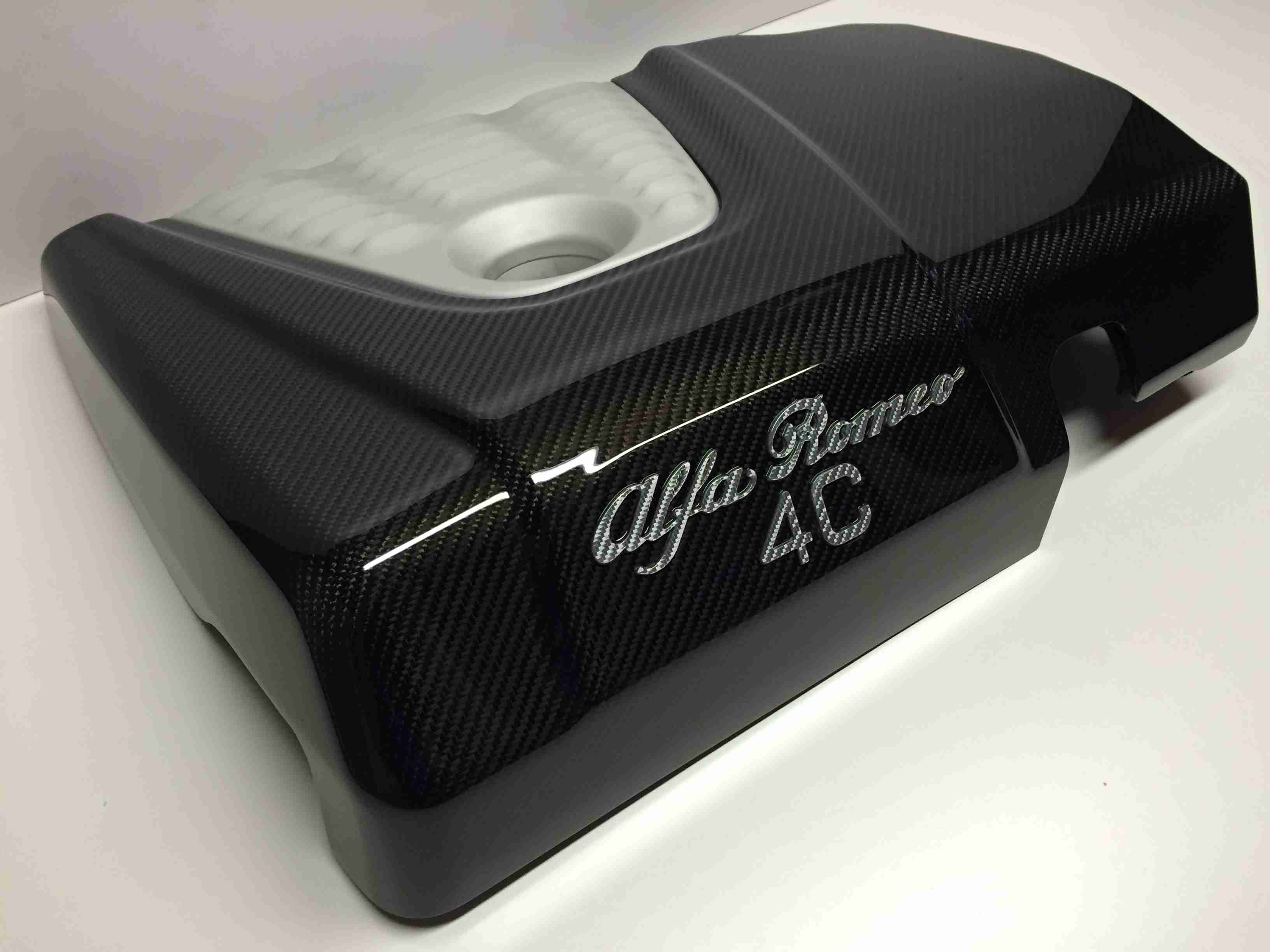 Potažený kryt motoru karbonem Alfa Romeo 4C 