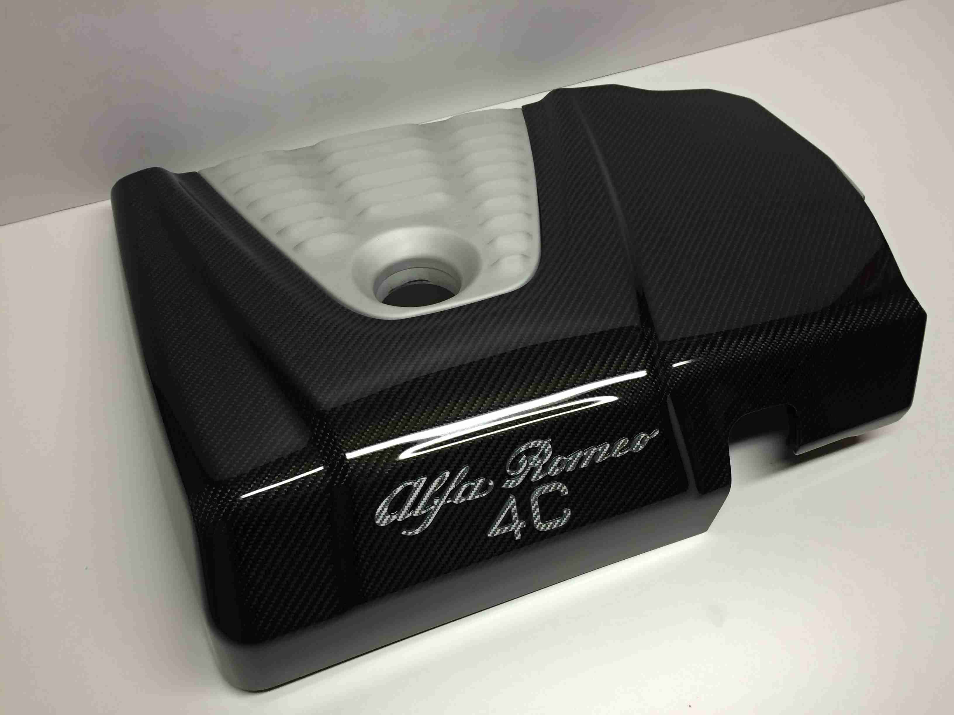 Potažený kryt motoru karbonem Alfa Romeo 4C 