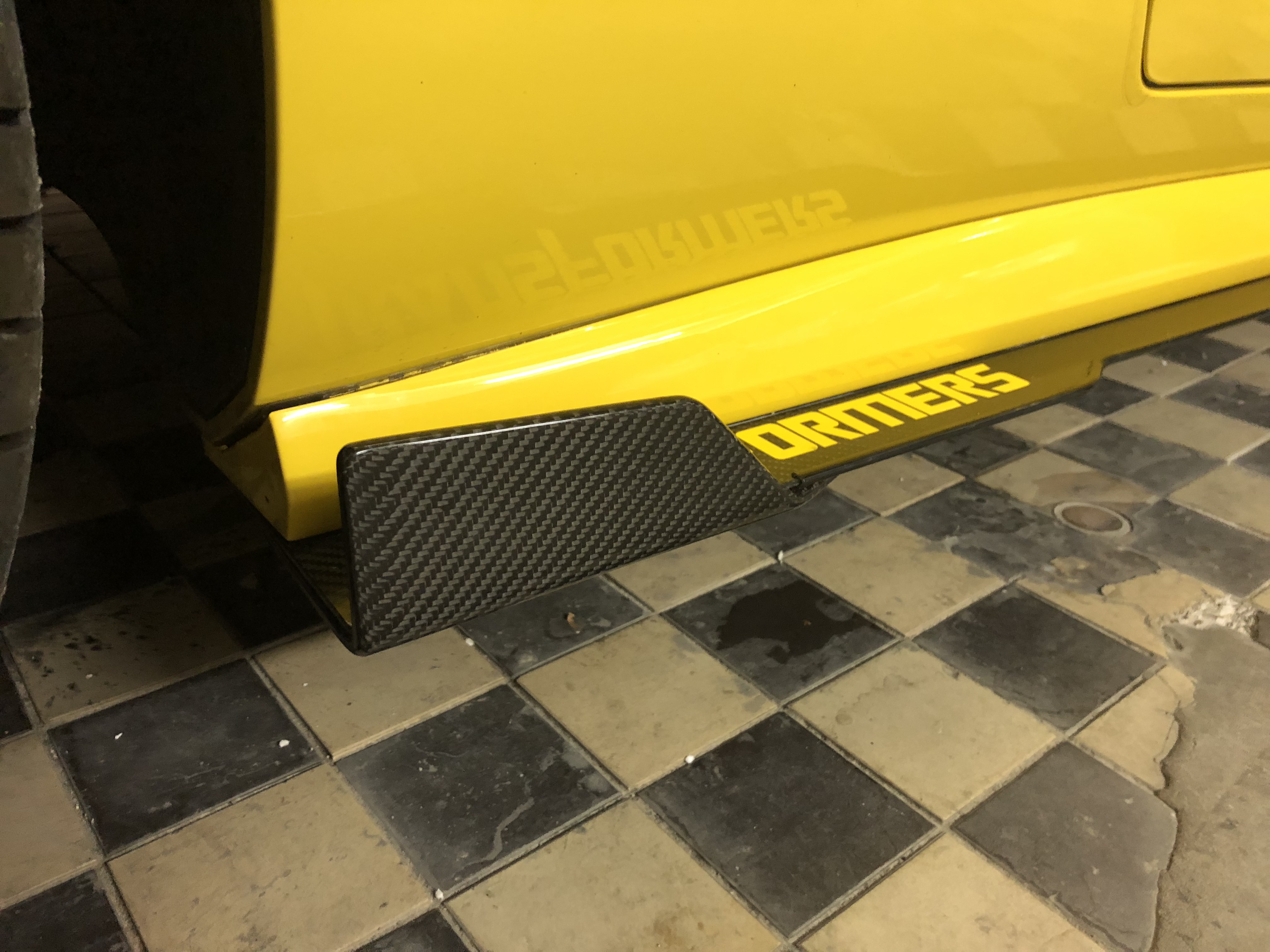 Univerzální karbonové ploutvičky na práhy k zadnímu kolu